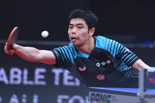 台湾老将庄智渊在男子世界杯桌球赛小组赛1胜1败，顺利闯进明日16强单淘汰赛。(新华社)
