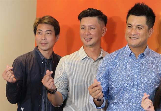 林岳平（左起）、高志纲、潘武雄出席球迷拍照会。（毛琬婷摄）