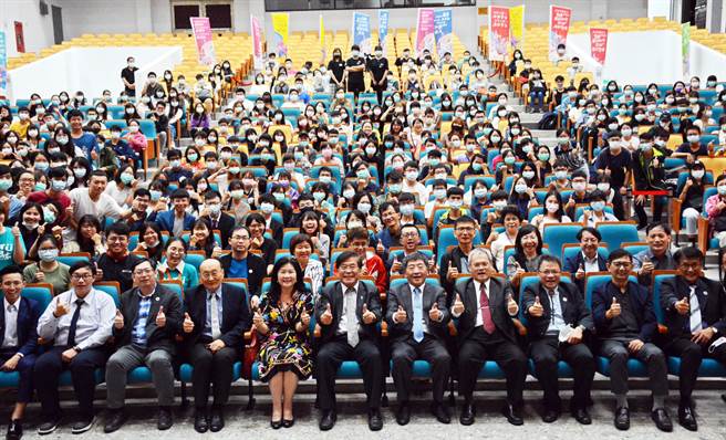 衛福部長陳時中南下屏東大學演講，並與師生合影。(林和生攝)