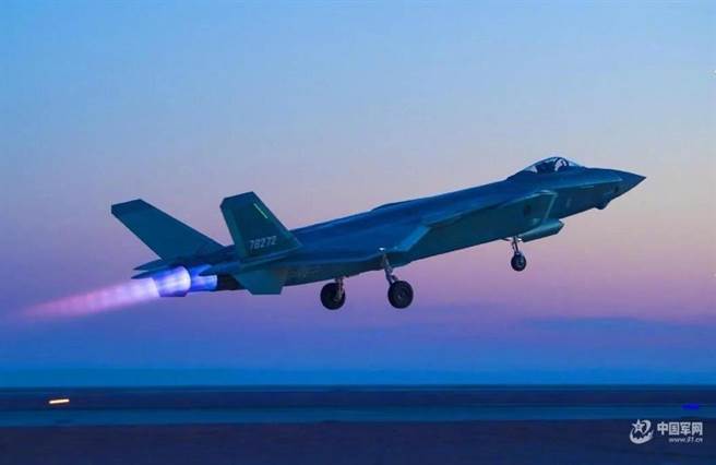 大陆网上传出歼-20隐形战机首次与运-20空中加油机进行空中加油演练照片，经空中加油后，歼-20可大幅扩增作战半径，直接打击关岛等第二岛链的美军基地。（图／中国军网）