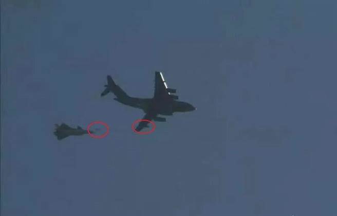 网上流传歼-20与运-20空中加油机首次进行空中加油演练照片。（图／网路）