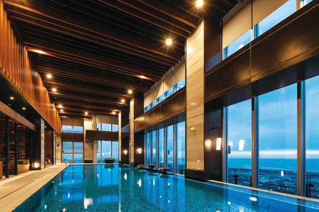 「远雄THE ONE」60楼水明漾高空景观泳池。图／业者提供