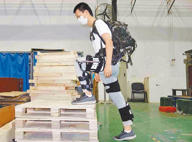 大陆科研团队成功研发且交付了首批敏捷型无动力外骨骼。（取自环球网）