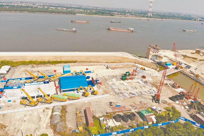 11月8日，中山东部外环高速公路专案控制性工程香山大桥的主桥主墩破土动工。（缪晓剑摄）