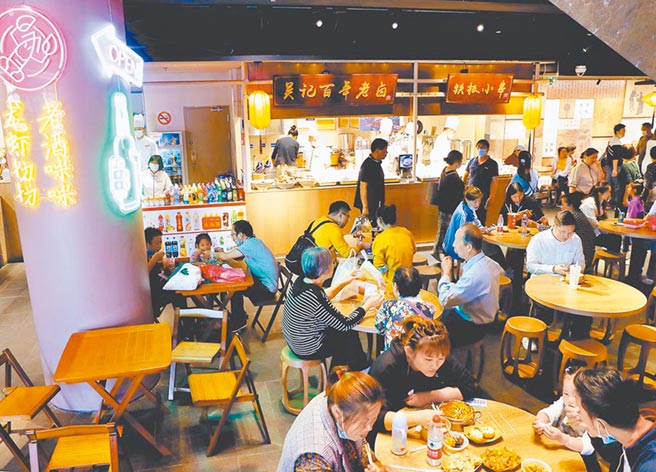 作者1991年举家移居上海。图为上海豫园的老城隍庙小吃世界。（新华社图）