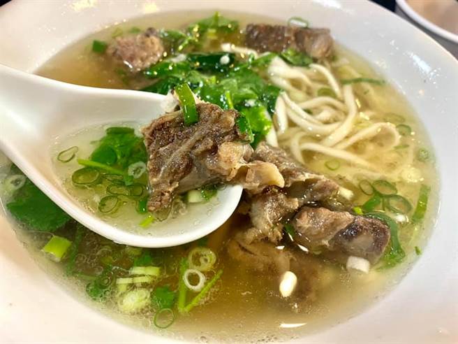 行政院发言人丁怡铭失言，北市牛肉麵节清炖组冠军店家「阿牛牛肉麵」遭波及。（图／摘自阿牛牛肉麵脸书）