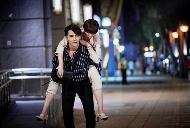 汪东城帅气背起郭雪芙。（八大提供）