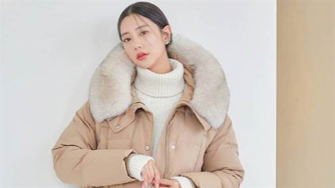 韩国女星克拉拉（Clara／李成敏）完美示范羽绒衣穿搭 拉长身材不显胖。（图／IG@actressclara）