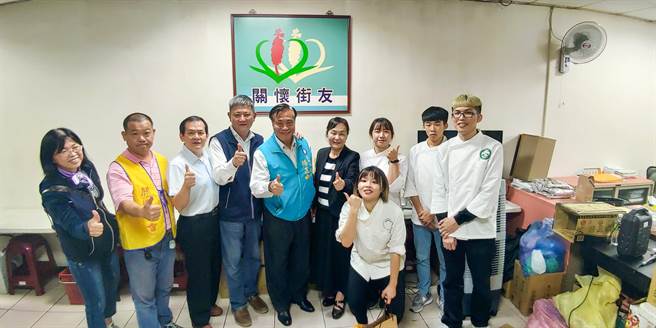 社会局社会救助科陈科长（左1）台中市街友关怀协会何志成理事长（左2）侨光科大餐饮管理系系主任王昭雄（左3）社会局彭怀真局长（左4）杨正中议员（左5）侨光科大餐饮管理系系办主任陈小倩（左6）餐管系热心同学们。（市议员杨正中服务处提供／陈世宗台中传真）