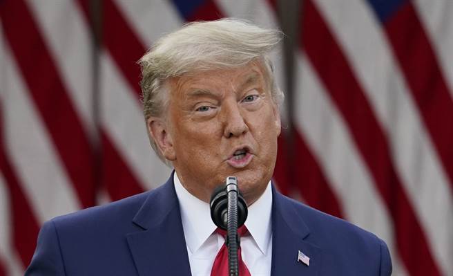 美国总统川普13日在各大媒体5日宣布他败选后，首度在白宫玫瑰花园公开发表谈话。（美联社）