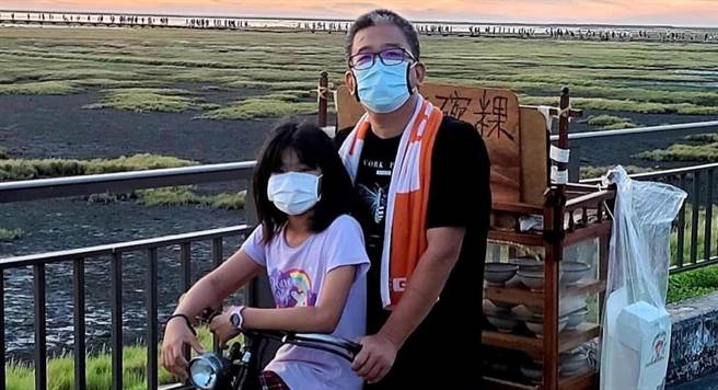 云林父女卖诚信碗粿受前立委顏清标邀请，今到台中沙鹿制作贩售。（图撷自顏清标脸书）