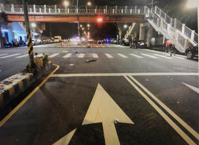 台中市東區進化路、力行路口14日凌晨2時53分發生一起嚴重車禍。（民眾提供／台中馮惠宜傳真）