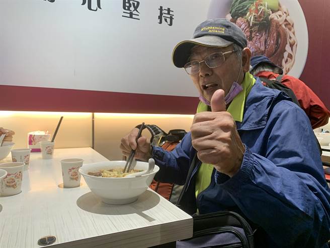 昨天拔头香的柯先生今天又来光顾。（王扬杰摄）