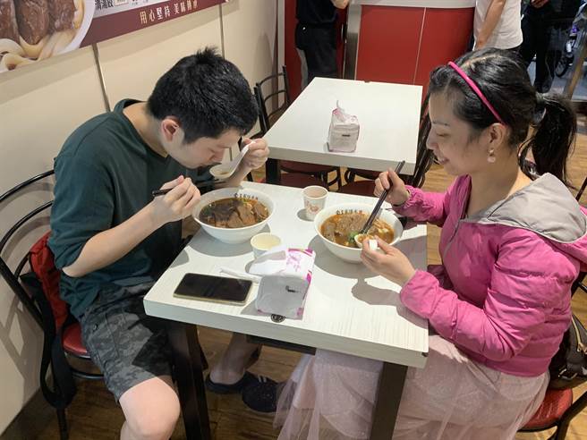 萧先生情侣檔远从桃园而来。（王扬杰摄）