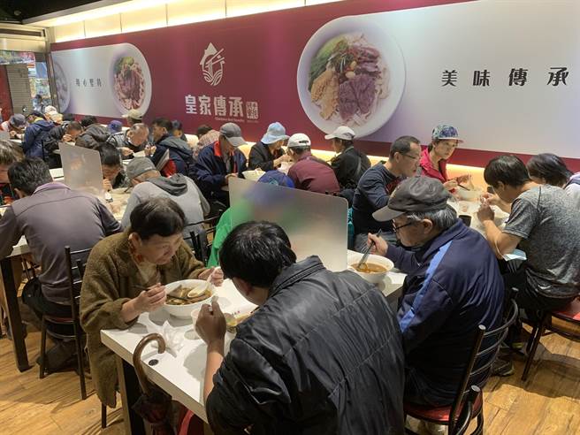 11点开始营业，店内瞬间爆满。（王扬杰摄）