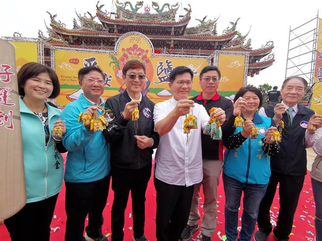 交通部长林佳龙（左四）上午前往台南市北门南鲲鯓代天府参加祈福、开幕仪式，提早宣布北门入选2021经典小镇。（刘秀芬摄）