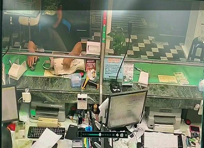 庄嫌在柜台拿出假枪恐吓行员拿钱出来。（读者提供／程炳璋台南传真）