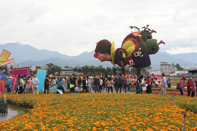 Tens of thousands of tourists competed to see the 10-meter-tall Queen of Hearts, recreating the great occasion lost during the epidemic prevention period.  (Photo by Wang Wenji)