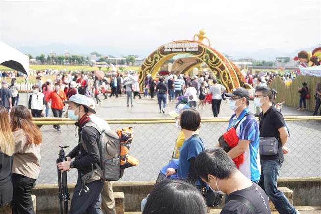 There were queues at the exhibition area of ​​the Taichung International Tapestry Festival, which stretched to the parking lot.  (Photo by Wang Wenji)