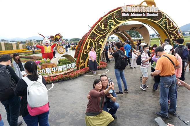 The Taichung International Tapestry Festival flocked to tourists to enjoy the flowers and take pictures.  (Photo by Wang Wenji)