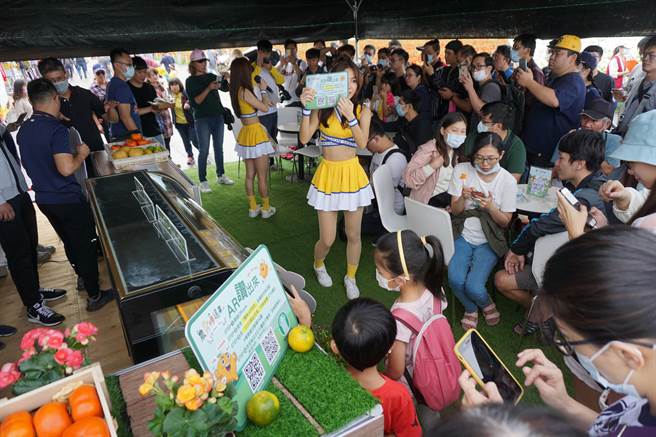 The area for the sale of special agricultural products is very busy.  (Photo by Wang Wenji)