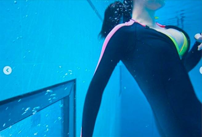 2張在水中的照片，胸前亮點看起來超震撼，讓不少粉絲都噴鼻血。(圖/ 摘自姚蜜IG)