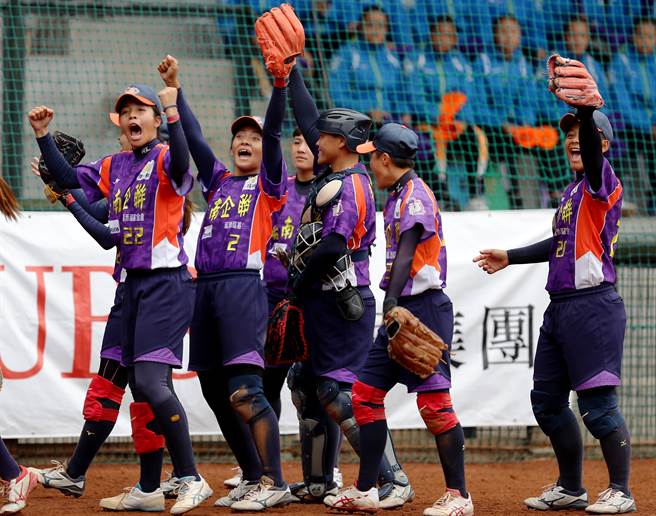 福添福嘉南鹰以12比6大胜新世纪黄蜂，扳成3胜3败平手，球员们显得相当兴奋。（季志翔摄）
