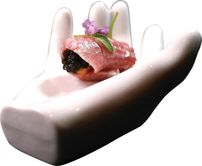 〈鲔鱼大腹佐大闸蟹膏〉除O-Toro和大闸蟹膏外，并另加了法国鱼子酱提鲜。图／姚舜