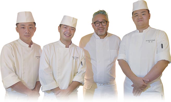˙〈寿司芳〉主要菜式是由大阪米其林二星名厨Chef Hiroki（右二）设计，并由日籍驻店主厨桥本和宏（左二）率团队演绎。图／姚舜