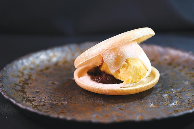 「大闸蟹宴」的甜点，饼内夹着红豆泥、薄片麻糬，以及咸蛋黄作的冰淇淋，甜咸交织、软脆共陈、好吃极了。图／姚舜