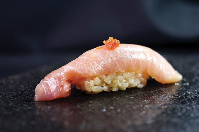 秋冬时节鰤鱼愈见肥美，这贯〈鰤鱼握寿司〉在上方点了一点熟成三年的寒作里辣椒酱提味。图／姚舜