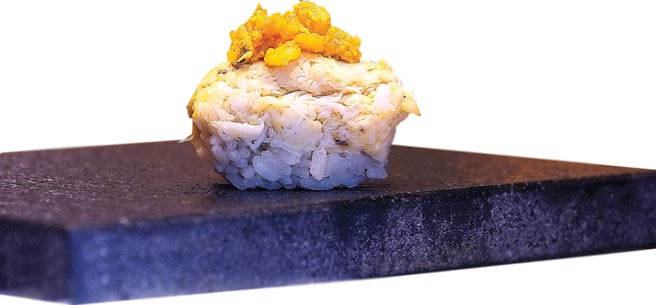 〈蟹肉蟹膏握寿司〉就是用大闸蟹蟹肉和蟹膏制作。图／姚舜
