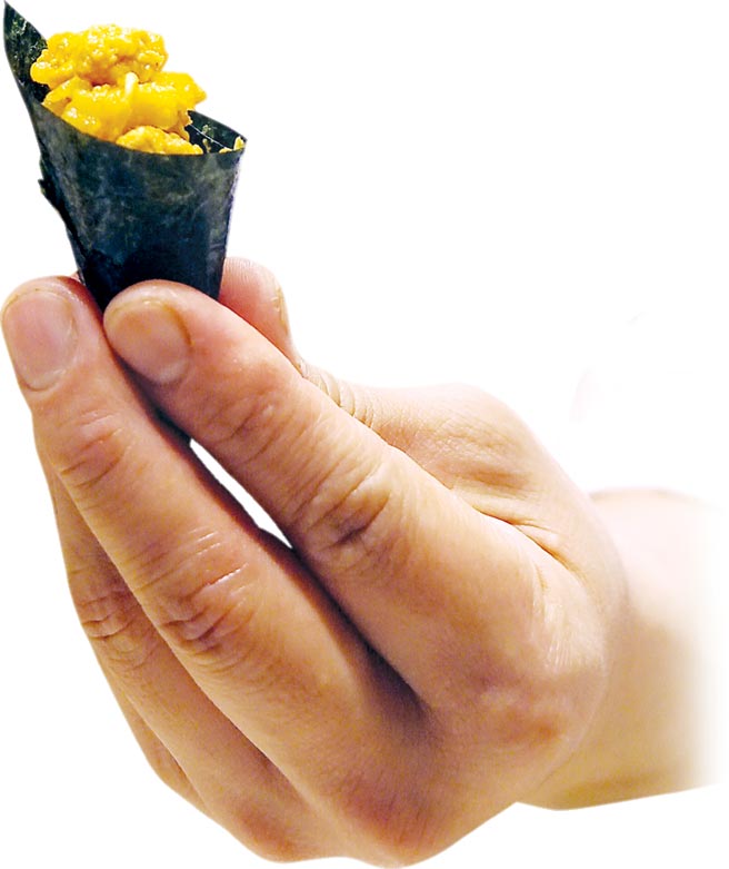 〈大闸蟹膏手卷〉，是用日本知名丸山海苔包卷大闸蟹膏作馅，味道极鲜。图／姚舜