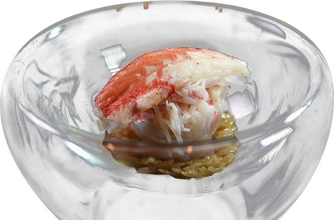 〈蟹肉糯米饭〉，用了松叶蟹肉和大闸蟹肉两种蟹肉，衬底的糯米饭则是用蟹高汤煨煮，味道也很鲜。图／姚舜