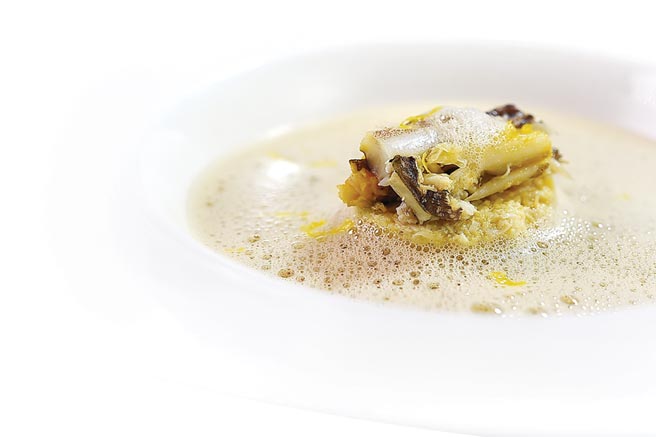 〈大闸蟹肉卡布奇诺浓汤〉的汤头作法类似Bisque龙虾汤作法，将各种蟹壳烤过后与蔬菜一起熬煮四小时，并在表面打出乳沫，搭配手拆大闸蟹肉。图／姚舜