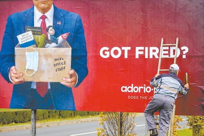 南欧国家克罗埃西亚首都札格拉布市，一名工人正在安装一面人力公司的广告看板，所用画像明显是川普。广告词写道：「你被炒了吗？」（美联社）