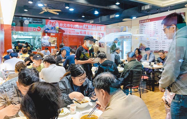 行政院发言人丁怡铭引发的牛肉麵争议后续不断，13日许多民眾特地前往皇家传承牛肉麵力挺业者大啖牛肉麵。（邓博仁摄）