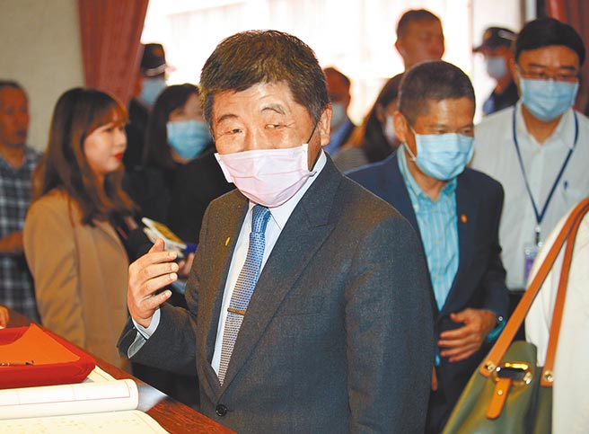 卫福部长陈时中（见图）表示，国产新冠疫苗审查一定不会打折扣，但食药署却说台湾药厂只要做完第二期就可以施打给民眾。（资料照片 姚志平摄）