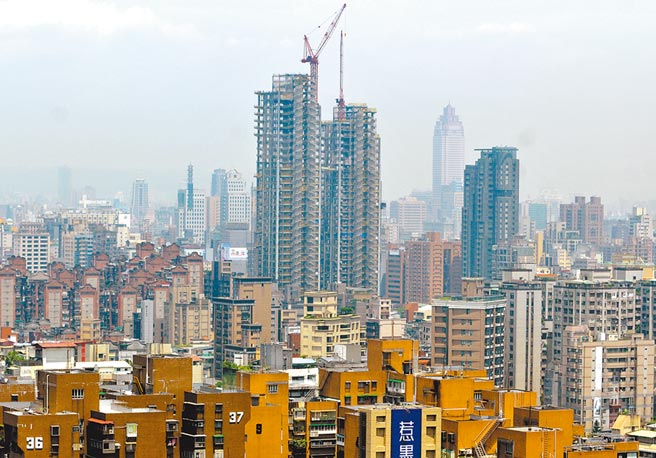 紧盯房市不再只是说说，中央银行昨日找来银行「喝咖啡」，会后不仅主动发出新闻稿，更直接下达「杨四条」的指导棋，打房已成现在进行式。（本报资料照片）