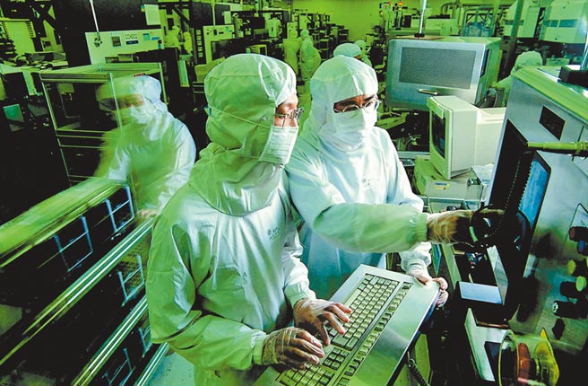 台积电昨宣布，将对员工进行薪酬结构调整，固定薪酬将大幅调升20％，让员工在薪资所得上更有「安全感」。图为竹科半导体台积电晶圆厂生产线。（台积电提供）