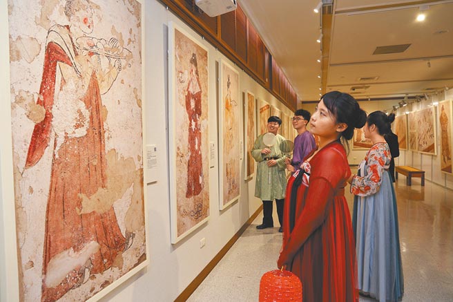 「盛世壁藏」展出期間開放參觀民眾穿唐服，體驗唐代的流行時尚風格。（興大提供／林欣儀台中傳真）