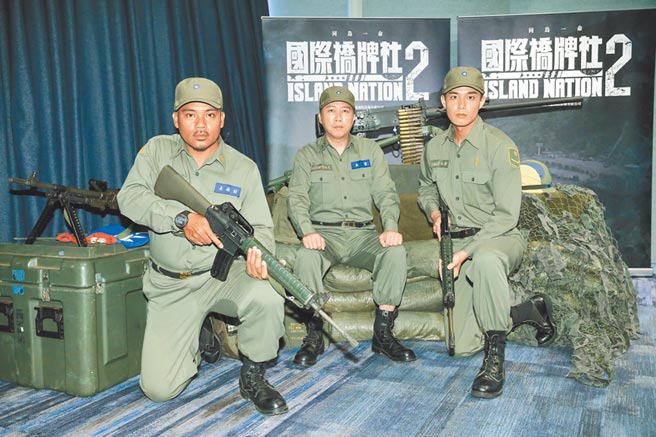 撒基努（左起）、赵正平、安俊朋昨穿军装出席茶叙。（卢祎祺摄）