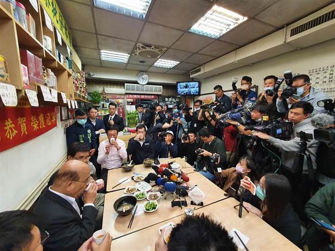 行政院长苏贞昌带发言人丁怡铭、立委张宏陆、罗致政到「皇家传承」本店向店家道歉。（资料照，叶书宏摄）