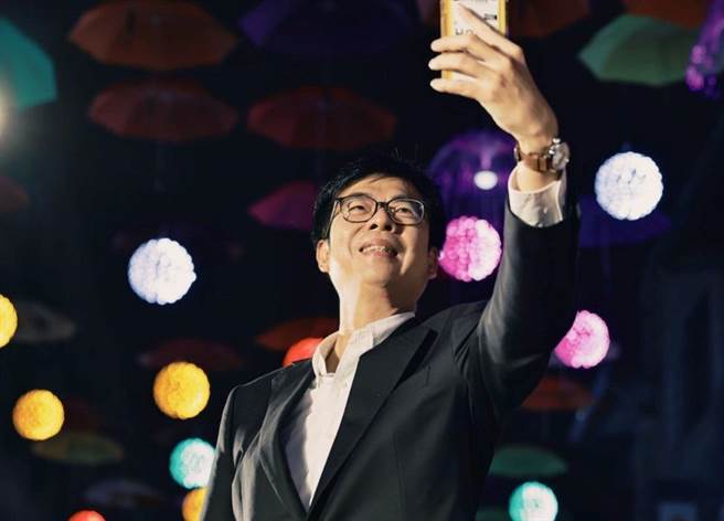 高雄市长陈其迈宣传观光，在后驿商圈自拍打卡。（图／摘自陈其迈脸书）