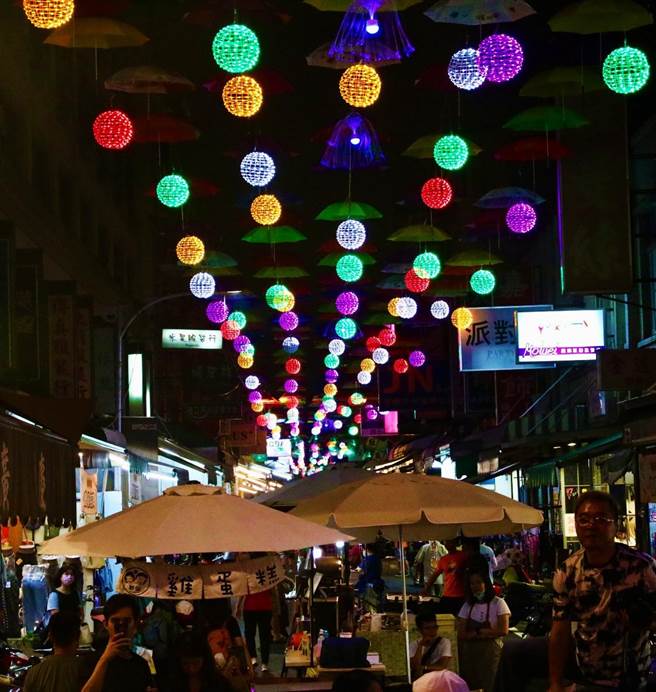 后驿商圈打造最新网美景点「驿起伞耀」。（图／摘自陈其迈脸书）