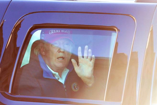 14日華府百萬人挺川大遊行登場，但實際上當天參與的鐵粉約只有數千人，他們沿路揮舞旗幟，川普的車隊還短暫現身，受到鐵粉夾道歡呼。（圖／路透社）