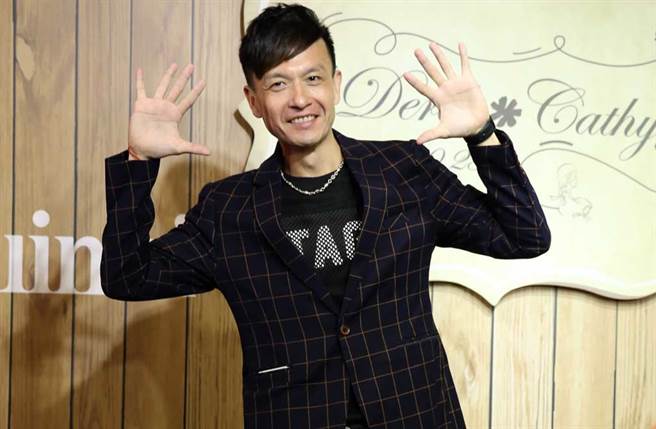 小钟曾出国出外景，差点客死异乡，脑中跑起人生跑马灯，让他开始思索后事。(中时资料照片)