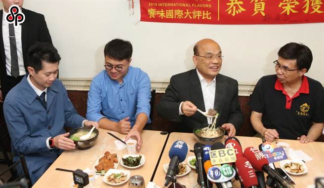 针对行政院发言人丁怡铭发言引发牛肉麵风波，行政院长苏贞昌（右二）13日带着丁怡铭（左）前往皇家牛肉麵重庆店用餐，再次向老板陈世桢（右）表达歉意。（本报资料照片）