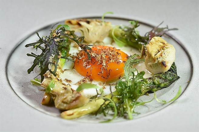 台北西華飯店〈TOSCANA〉義大利餐廳推出白松露全饗宴，從前菜到甜點都現刨義大利白松露入菜。（圖／姚舜）