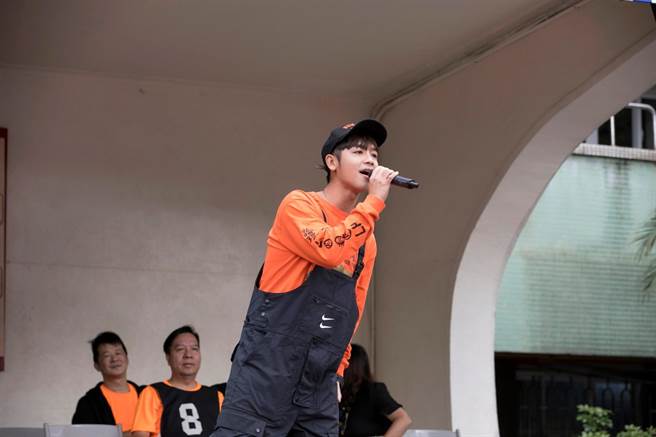 鼓鼓日前以傑出校友身份受邀回到仁愛國中。（相信音樂提供）